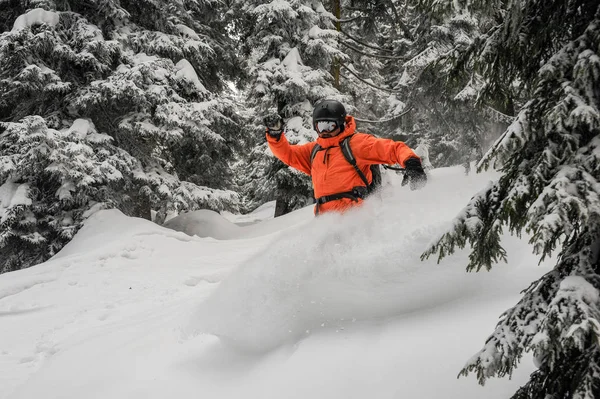 Homem Descendo Colina Snowboard Verde Entre Árvores Fazendo Respingo Neve — Fotografia de Stock