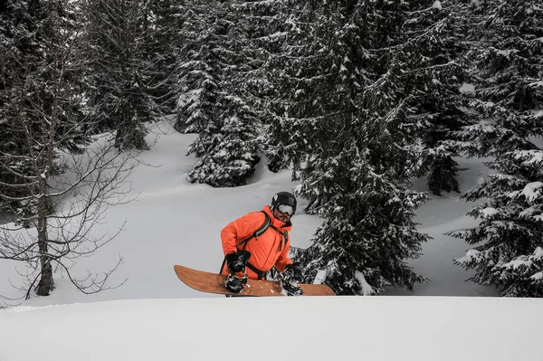 Homem Caminhando Com Snowboard Montanha Até Colina Popular Resort Turístico — Fotografia de Stock