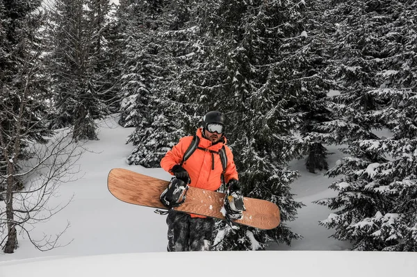 Hombre Caminando Con Tabla Snowboard Las Manos Montaña Hasta Colina — Foto de Stock