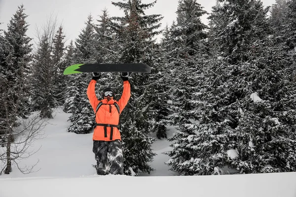 Mężczyznę Idącego Snowboard Pod Głową Góry Wzgórzu Popularnej Miejscowości Turystycznej — Zdjęcie stockowe