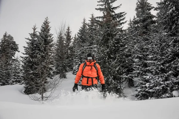 Goderzi ジョージア州で人気のある観光リゾートの丘を山で積雪の上を歩く男 — ストック写真