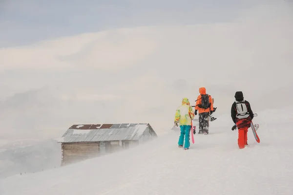 Trzy Snowboardzistów Chodzenie Snowboard Góry Wzgórzu Popularnej Miejscowości Turystycznej Goderzi — Zdjęcie stockowe