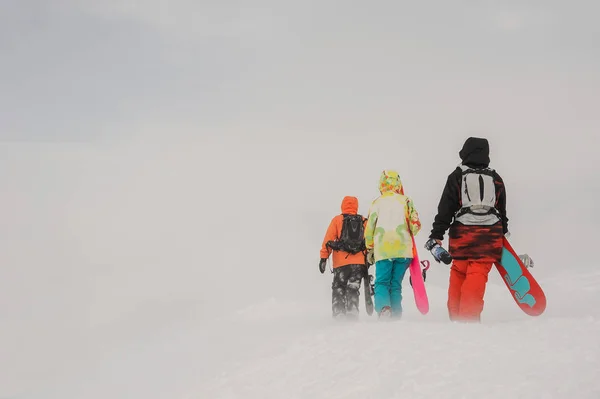 Drei Snowboarder Die Mit Dem Snowboard Den Berg Hinunter Beliebten — Stockfoto