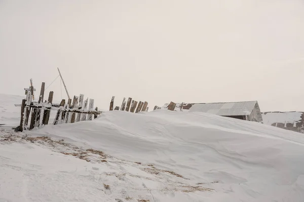 Goderzi 的热门旅游胜地山山上的积雪覆盖的房子冬季景观 — 图库照片