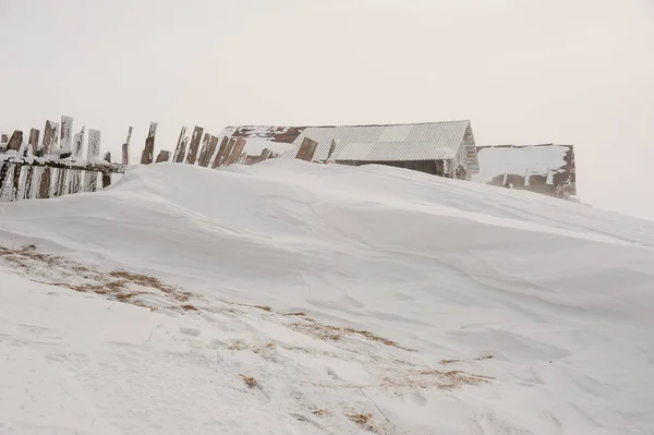 Winter Landscape Snow Covered Houses Fence Mountain Hill Popular Tourist — Stock Photo, Image