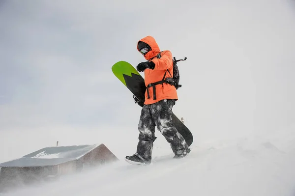 Άνθρωπος Που Περπατούν Snowboard Στα Χέρια Κάτω Από Λόφο Στο — Φωτογραφία Αρχείου