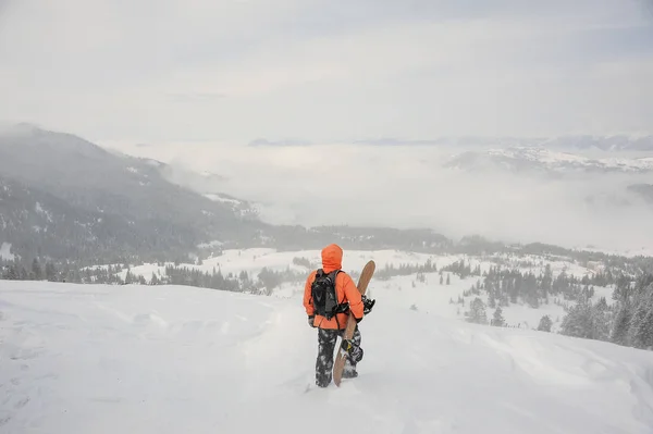 后视图人站在山上的滑雪板和寻找距离在 Goderzi 格鲁吉亚的热门旅游胜地 — 图库照片