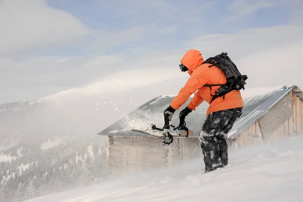 男子手持滑雪板在山上的山在 Goderzi 格鲁吉亚在 Snowcovered 的背景下的旅游胜地 — 图库照片