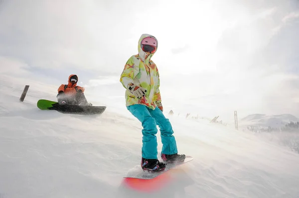 Zwei Snowboarder Die Den Berghang Dem Beliebten Touristenort Goderzi Georgien — Stockfoto