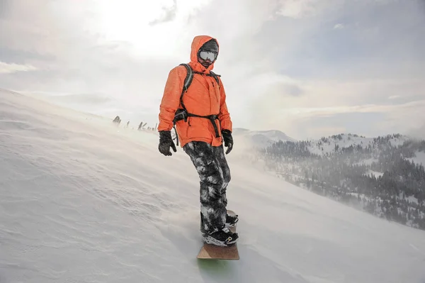 Homme Descendant Colline Montagne Sur Snowboard Sur Fond Ciel Dans — Photo