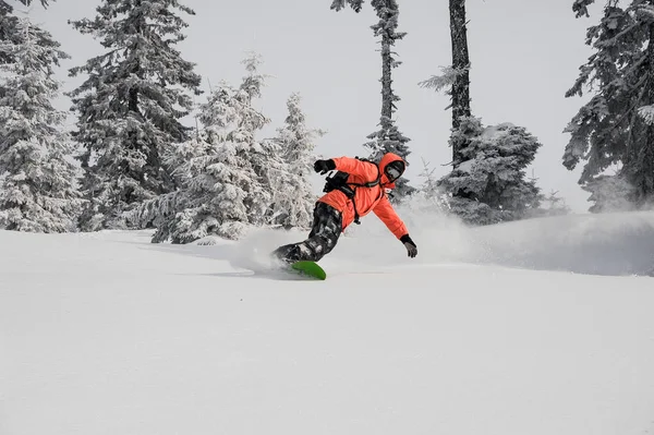 Człowiek Szybko Jazdy Dół Wzgórza Górskie Snowboardzie Tle Drzew Górskiej — Zdjęcie stockowe