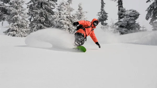Uomo Corre Giù Collina Montagna Sullo Snowboard Sullo Sfondo Del — Foto Stock