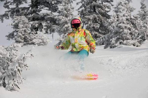 Menina Correndo Pela Encosta Montanha Snowboard Fundo Céu Árvores Estância — Fotografia de Stock