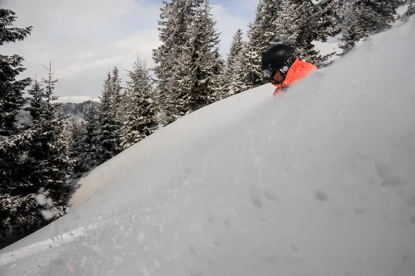 Człowiek Działa Dół Wzgórza Górskie Snowboard Tle Niebo Drzewa Chmury — Zdjęcie stockowe