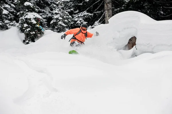 Homem Pulando Encosta Montanha Snowboard Fundo Das Árvores Estância Turística — Fotografia de Stock