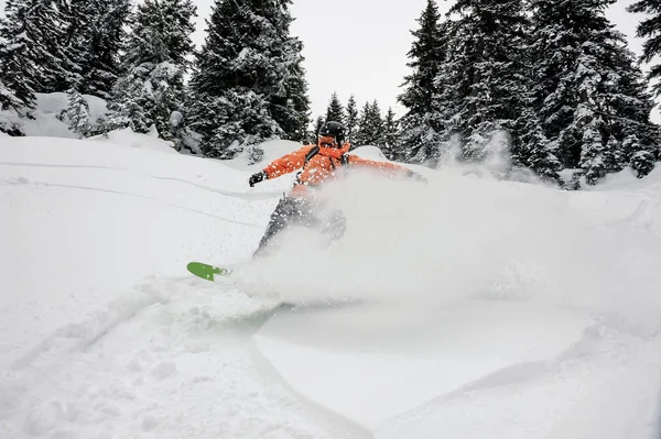 Homem Snowboarder Correndo Pela Montanha Abaixo Snowboard Fundo Céu Árvores — Fotografia de Stock
