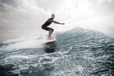 Aktif kadın gökyüzü arka plan üzerinde Nehri üzerinde sağlıklı yaz sahip beyaz wakeboard sürme