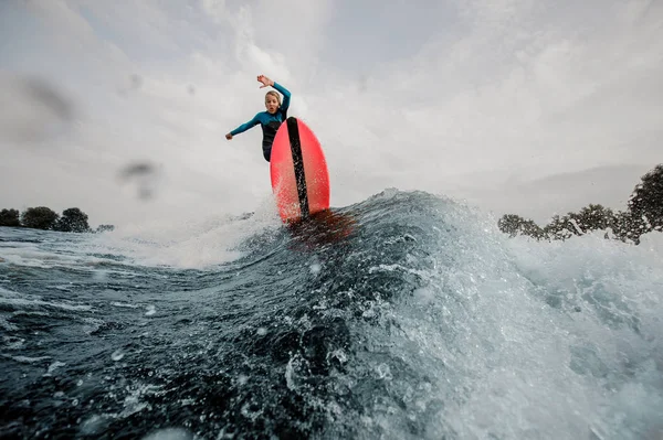 Aktiva Lyckligt Barn Pojke Klädd Baddräkt Wakesurfing Hoppande Upp Orange — Stockfoto