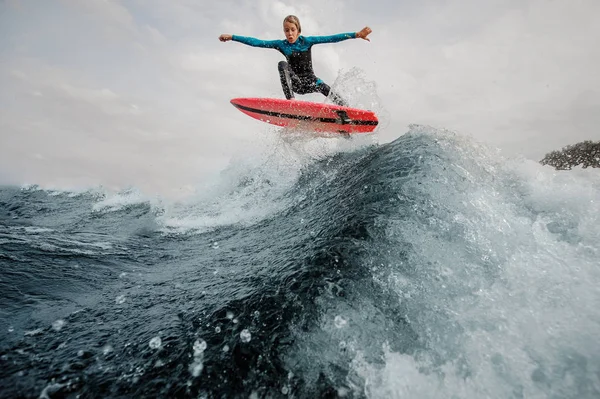 Aktív Boldog Gyermek Fiú Öltözött Fürdőruha Wakesurfing Felugrott Narancssárga Tábla — Stock Fotó