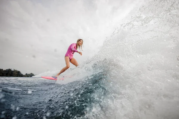 Jovem Loira Ativa Wakesurfer Vestido Com Maiô Rosa Descendo Onda — Fotografia de Stock