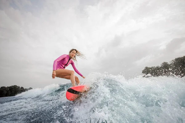 Aktive Blonde Wakesurferin Rosa Badeanzug Die Einem Bewölkten Tag Die — Stockfoto