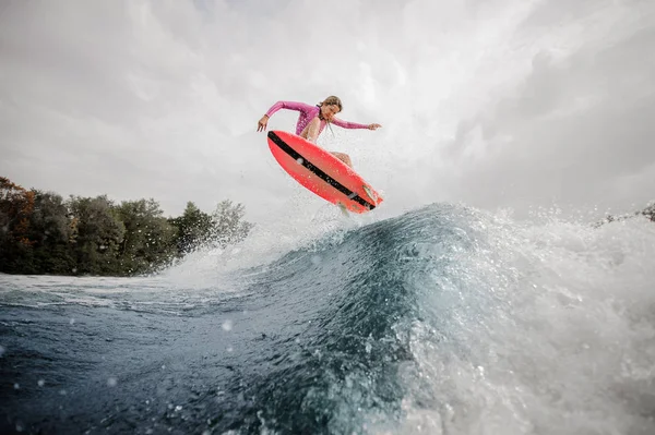 Mulher Loira Ativa Wakesurfer Vestida Com Maiô Rosa Saltando Onda — Fotografia de Stock