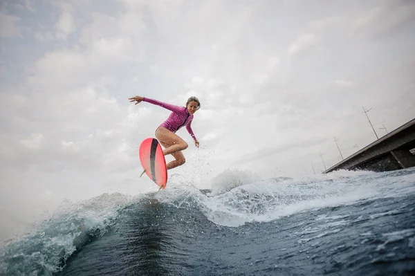 Jovem Mulher Magro Pulando Onda Azul Wakeboard Laranja Contra Céu — Fotografia de Stock