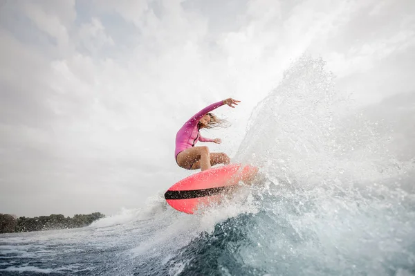 Chica Activa Saltando Wakeboard Naranja Tener Saludable Verano Río Fondo —  Fotos de Stock