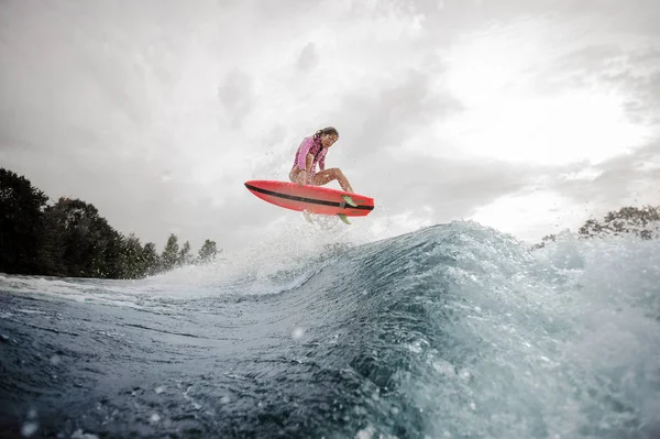 Nastolatek Dziewczyna Jazda Pomarańczowy Wakeboard Posiadające Zdrowe Latem Nad Rzeką — Zdjęcie stockowe