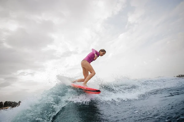 Menina Magro Ativo Montando Wakeboard Laranja Ter Verão Saudável Rio — Fotografia de Stock