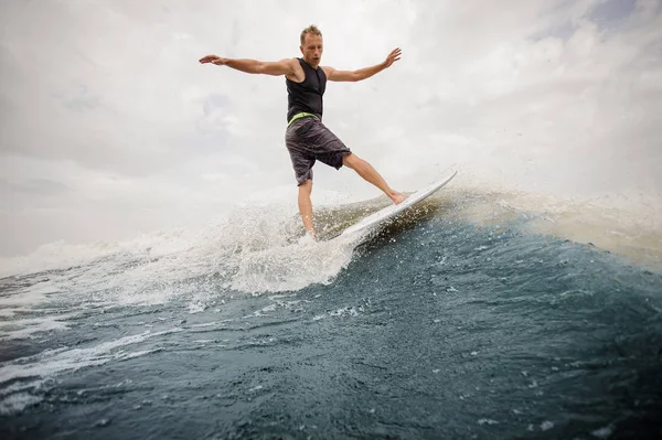 Vista Trasera Hombre Activo Montar Wakeboard Tener Saludable Verano Río —  Fotos de Stock