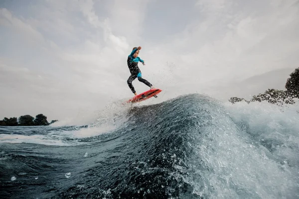 Adolescente Traje Baño Negro Azul Saltando Wakeboard Naranja Río Fondo —  Fotos de Stock