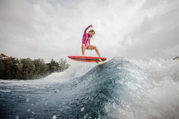 Menina Adolescente Ativa Montando Wakeboard Tendo Verão Saudável Rio Fundo — Fotografia de Stock