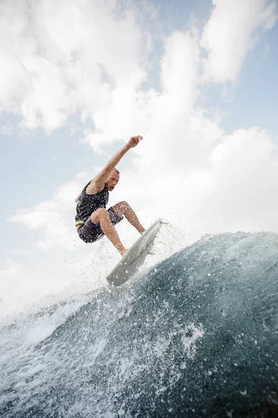 Joven Hombre Activo Saltando Sobre Wakeboard Blanco Ola Que Tiene —  Fotos de Stock