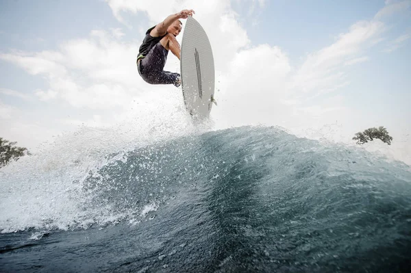 Jeune Homme Actif Sautant Sur Wakeboard Blanc Sur Haute Vague — Photo