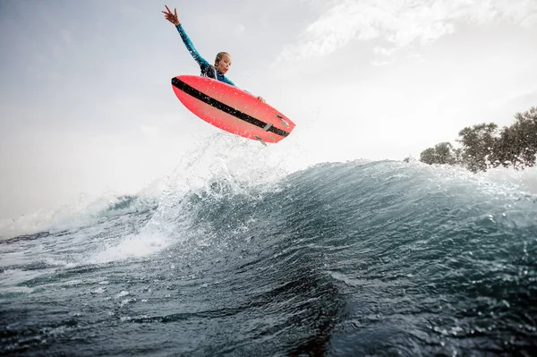 하늘과 나무의 Backgrpund에 오렌지와 Wakeboard에 — 스톡 사진