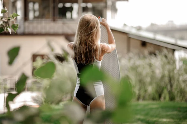 Menina Loira Vista Traseira Maiô Preto Branco Com Wakeboard Fundo — Fotografia de Stock