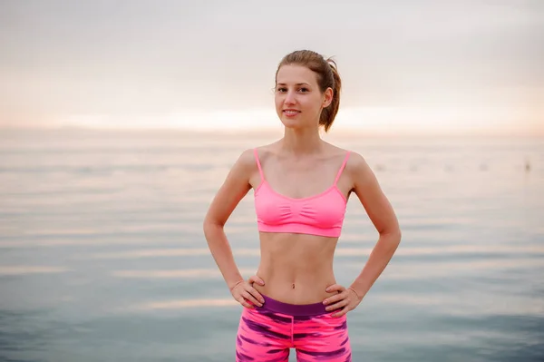 Fille Souriante Debout Sur Bord Mer Regardant Caméra Penser Une — Photo