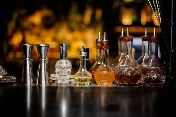 Conjunto Elegantes Herramientas Barman Que Incluyen Jiggers Pequeñas Botellas Con —  Fotos de Stock