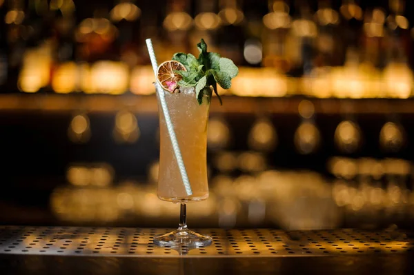 Élégant Verre Cocktail Rempli Une Savoureuse Boisson Sherry Cobbler Décorée — Photo