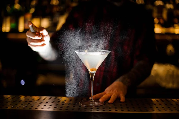 Barman Sprutning Bitter Elegant Glas Med Färska Martini Med Olivolja — Stockfoto