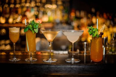 Klasik kokteyller kümesi: Dirty Martini, Sherry Cobbler, Brandy Crusta, Margarita ve kobra çubuğu'nda düzenlenen Fang sayaç