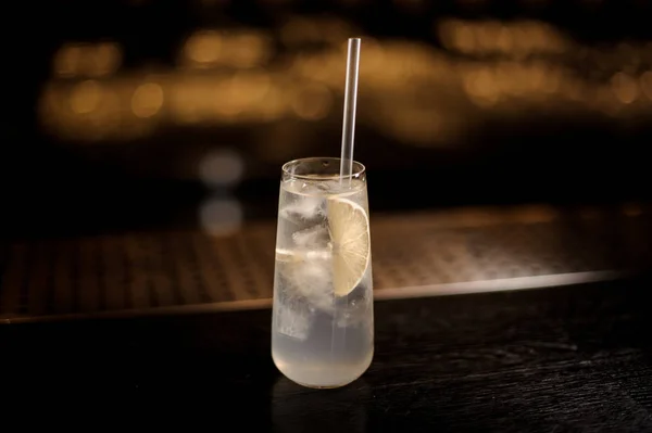 Elegante Bicchiere Long Drink Pieno Cocktail Tom Collins Sul Bancone — Foto Stock