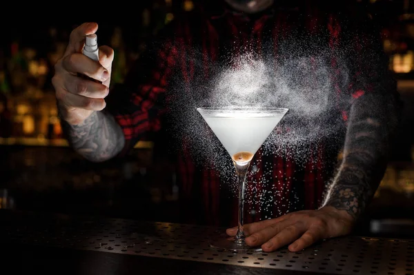 Barman Rociando Amargo Vaso Con Martini Fresco Sabroso Con Aceituna — Foto de Stock