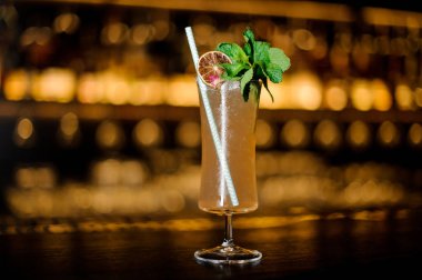 Sherry Cobbler limon, gül, nane şube ve tübül ile dekore edilmiş