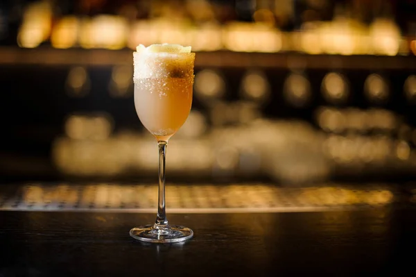 Boisson blanche dans le verre à cocktail décoré de cassonade et de zeste — Photo