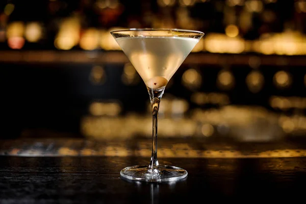 Dirty Martini cocktail med en oliv i glaset — Stockfoto