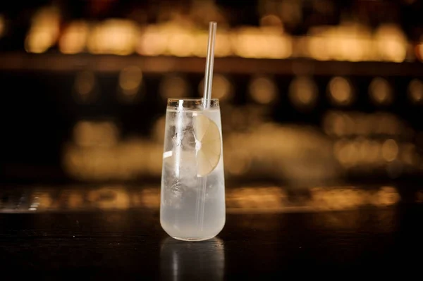 Tom Collins cocktail i glaset med tubuli och citron — Stockfoto