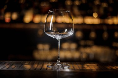 Zarif ve boş burgonya cam çubuğu'nda altın bar ışıklar arka planda sayaç