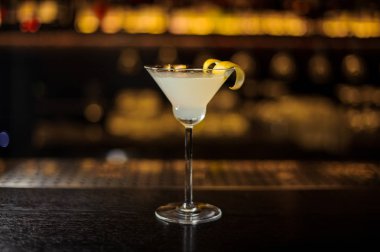 Lezzetli White Lady kokteyl dekore portakal lezzet ayakta çelik ve ahşap arka plan bulanık tezgaha bar